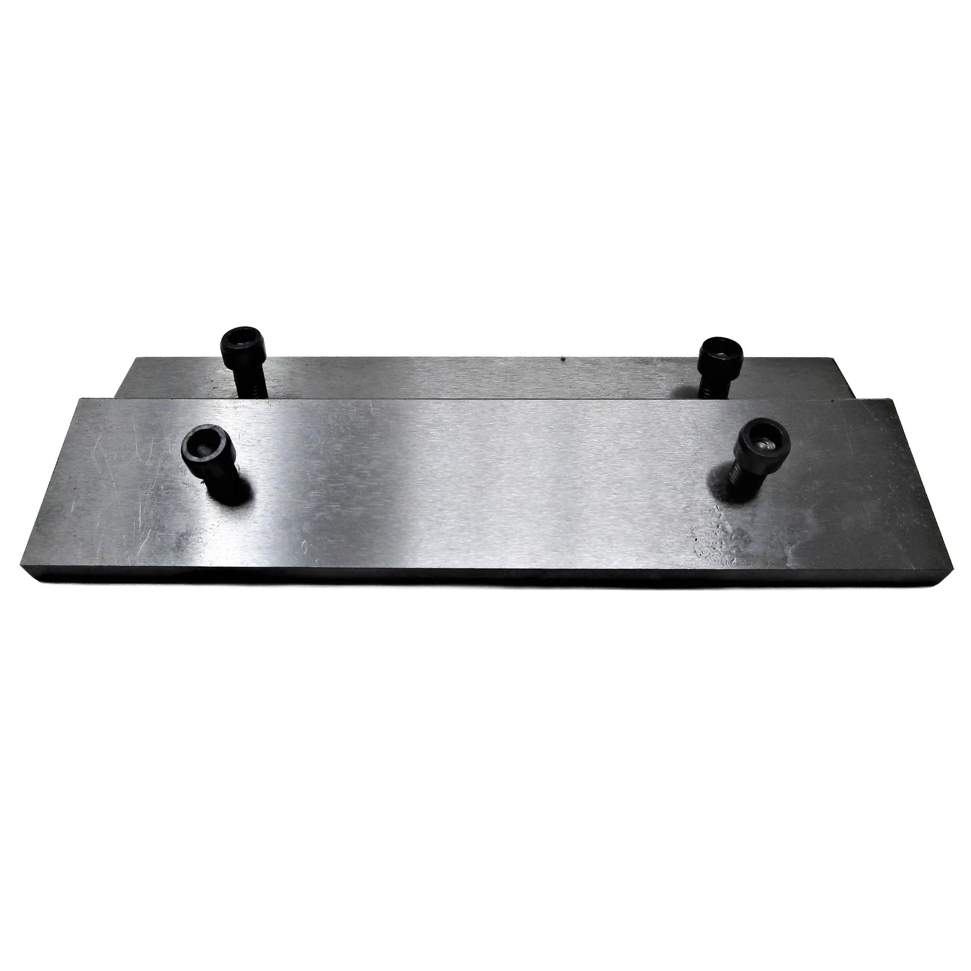 Jaw Insert Assembly with Four Screws
