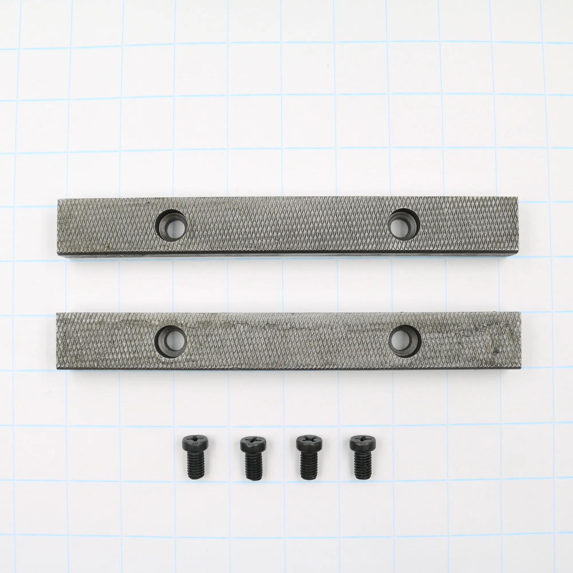 Jaw Insert Assembly with Four Screws