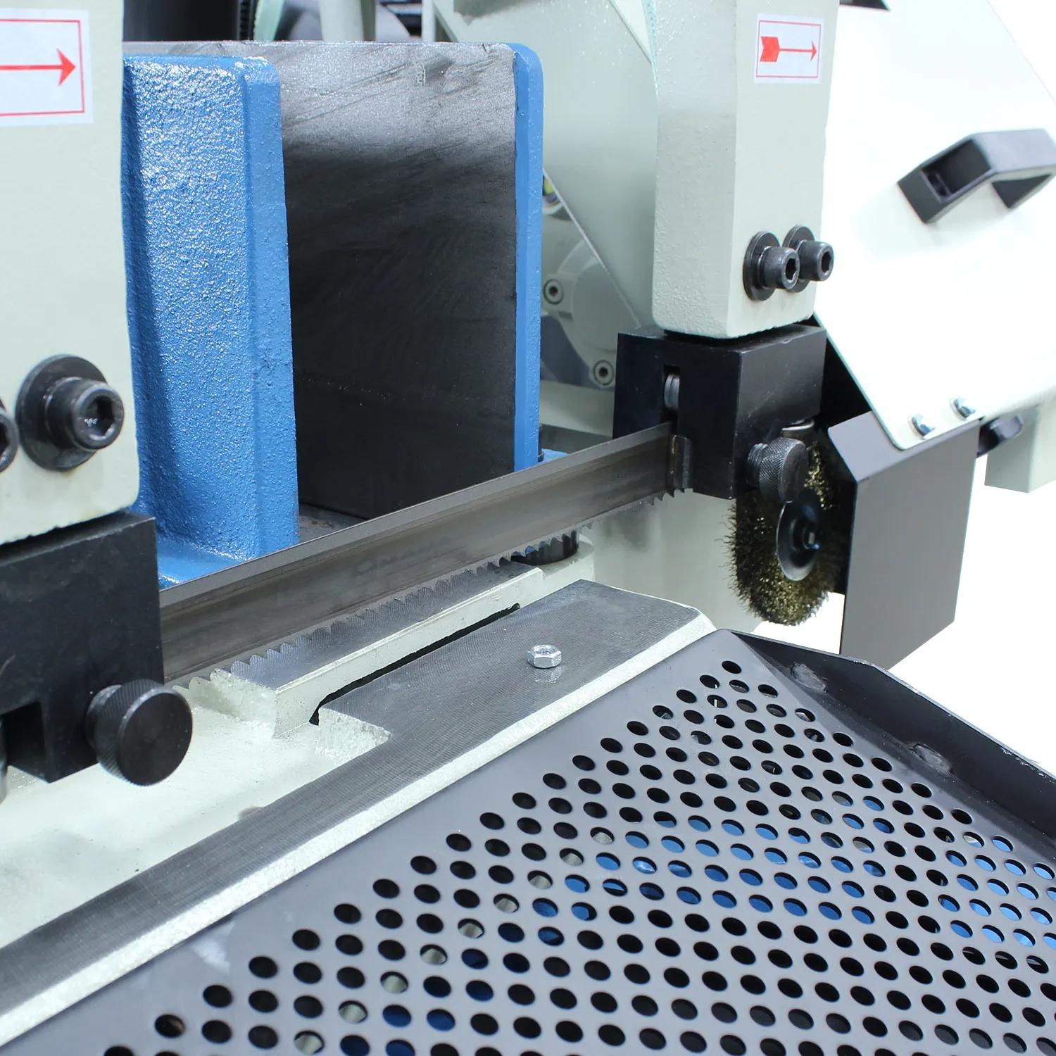 2 sets, leading and trailing, guide the blade through the cut to hold the blade straight. Plus chip brush to clear debris post cut