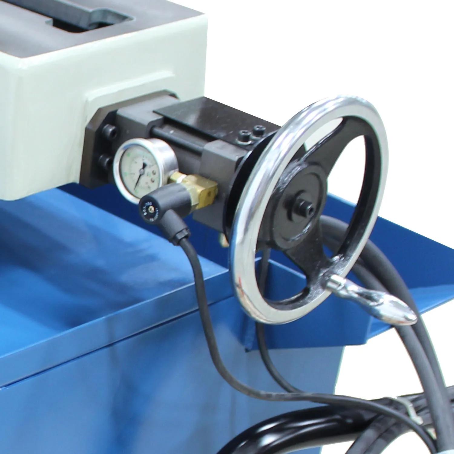 Vise Hand Wheel Opens and closes the vise jaws