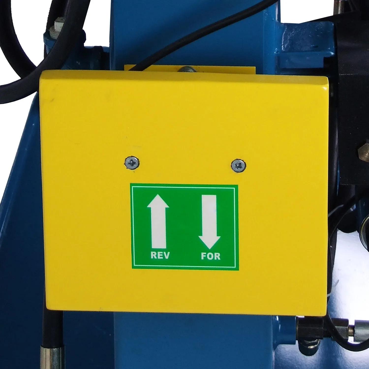 You can work hands-free with knee pad controls, forward and reverse motion of the main cylinder