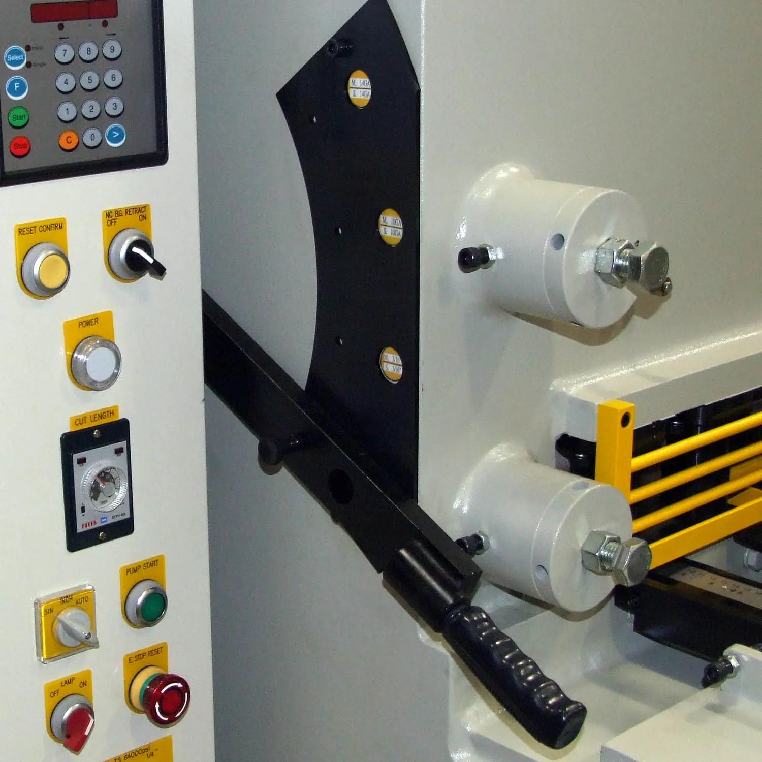 Blade Gap Adjusting Handle Adjusts gap according to material thickness.