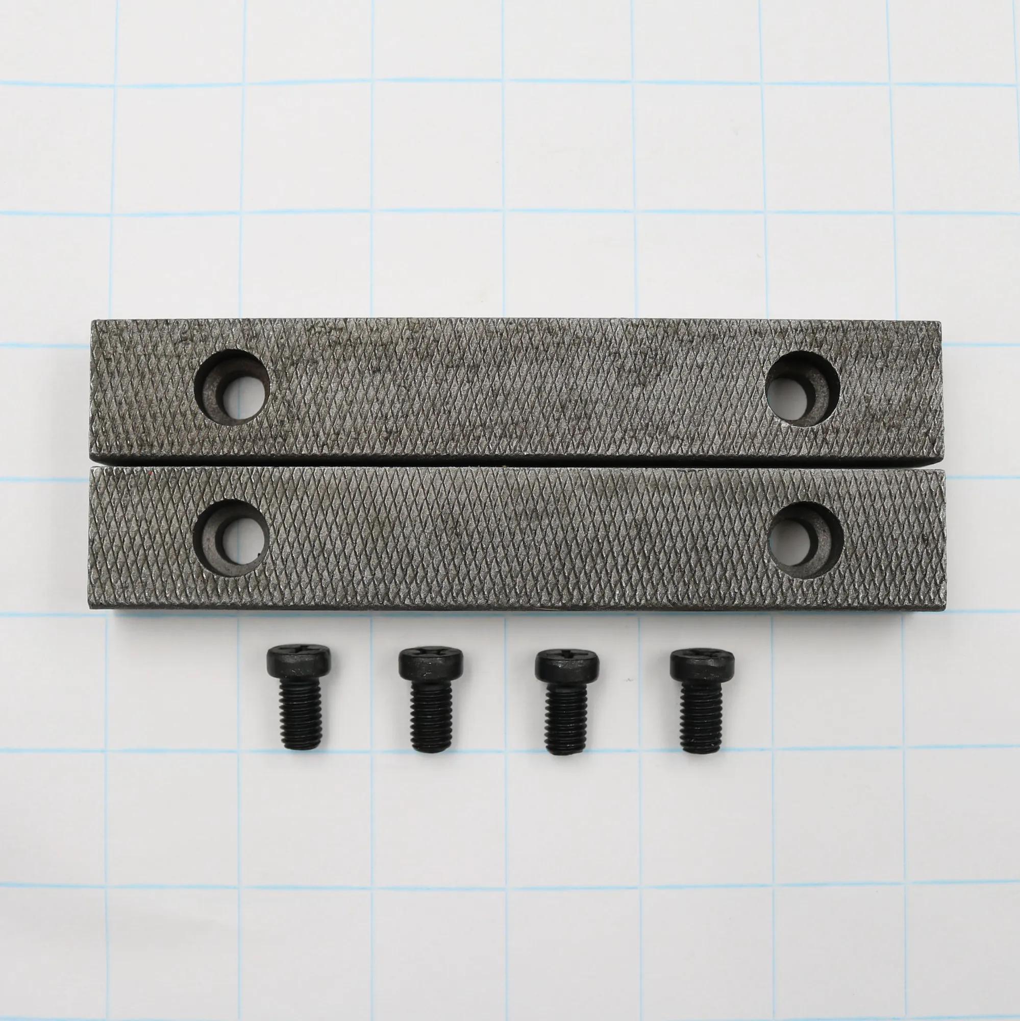 Jaw Insert Assembly with Four Screws
