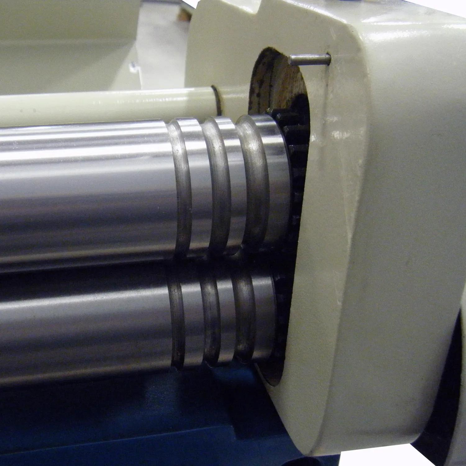 There are three wire or forming grooves located on the right end of