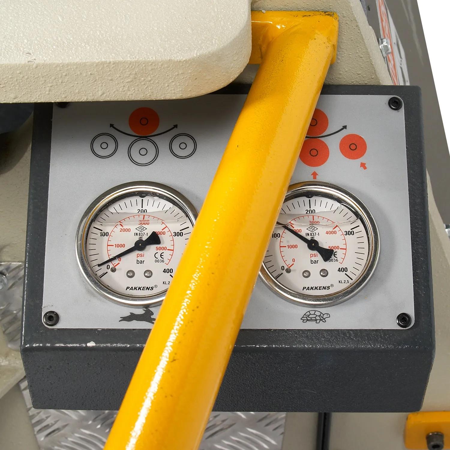 Industrial 1.5 hp hydraulic motor moves the lateral rolls.