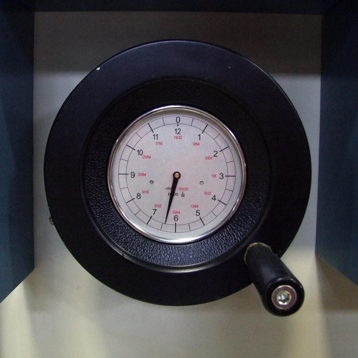 Fast adjustment handwheel for blade clearance