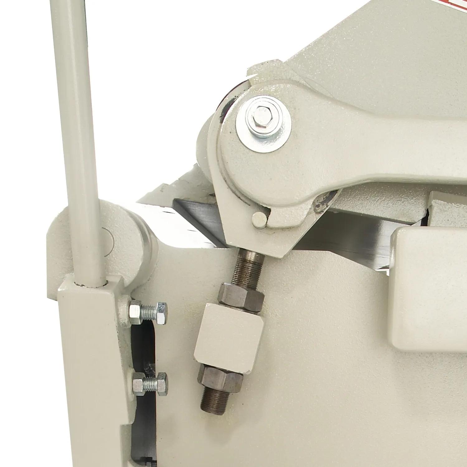 Adjust the clamping pressure with the adjustable nuts