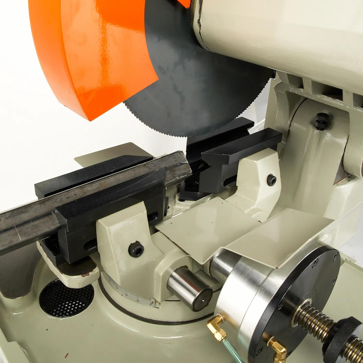 The American-style vise is self-centering. It keeps the material in the right position for the blade, so you don’t have to worry about different material diameters.