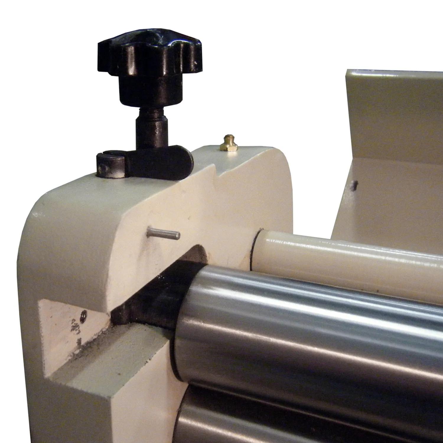 Upper and Lower Adjustment knobs one on each end