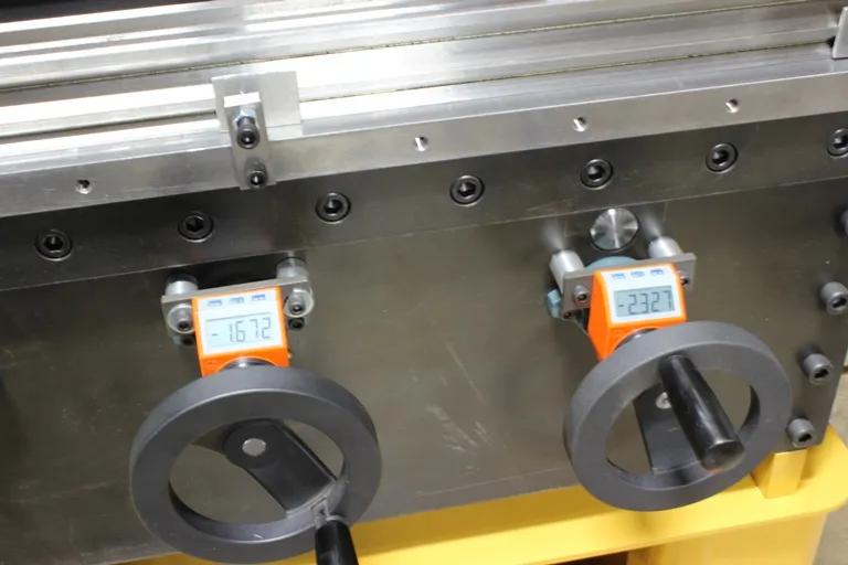 Digital readout (DRO) for back gauge and down position helps you get precise results.