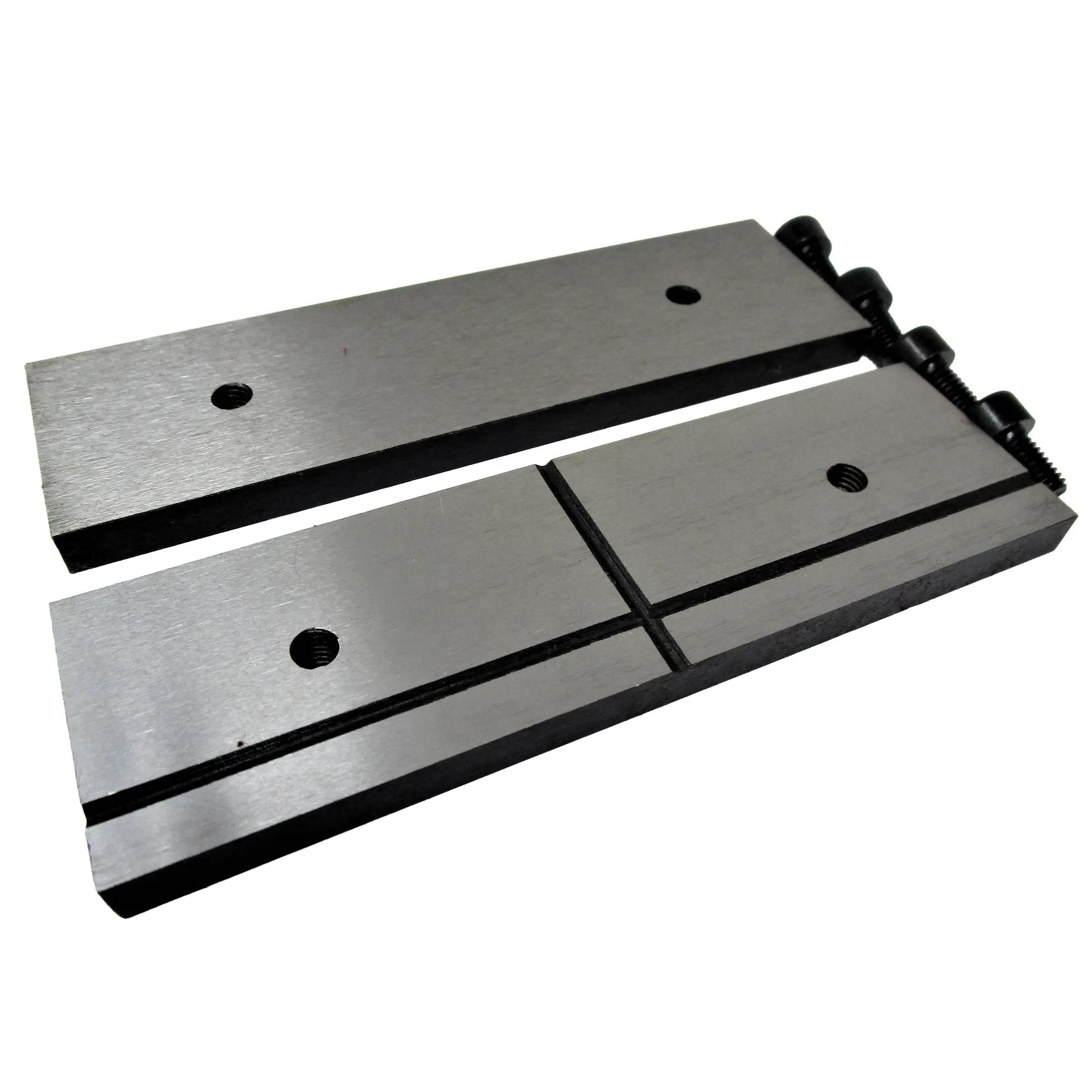 Jaw Insert Assembly with Four Screws