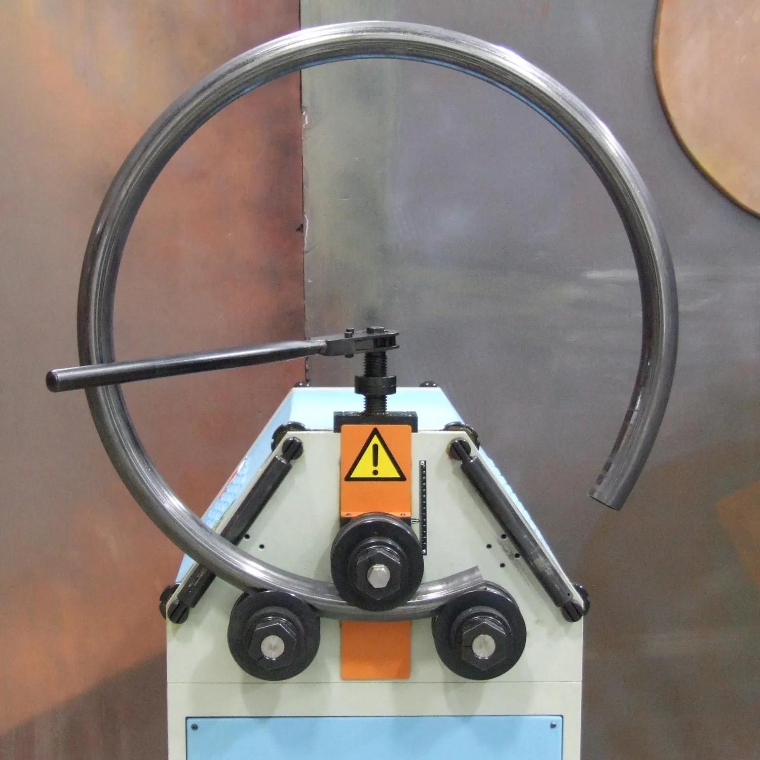 Large ratchet offers extra leverage for manual control of top roll position