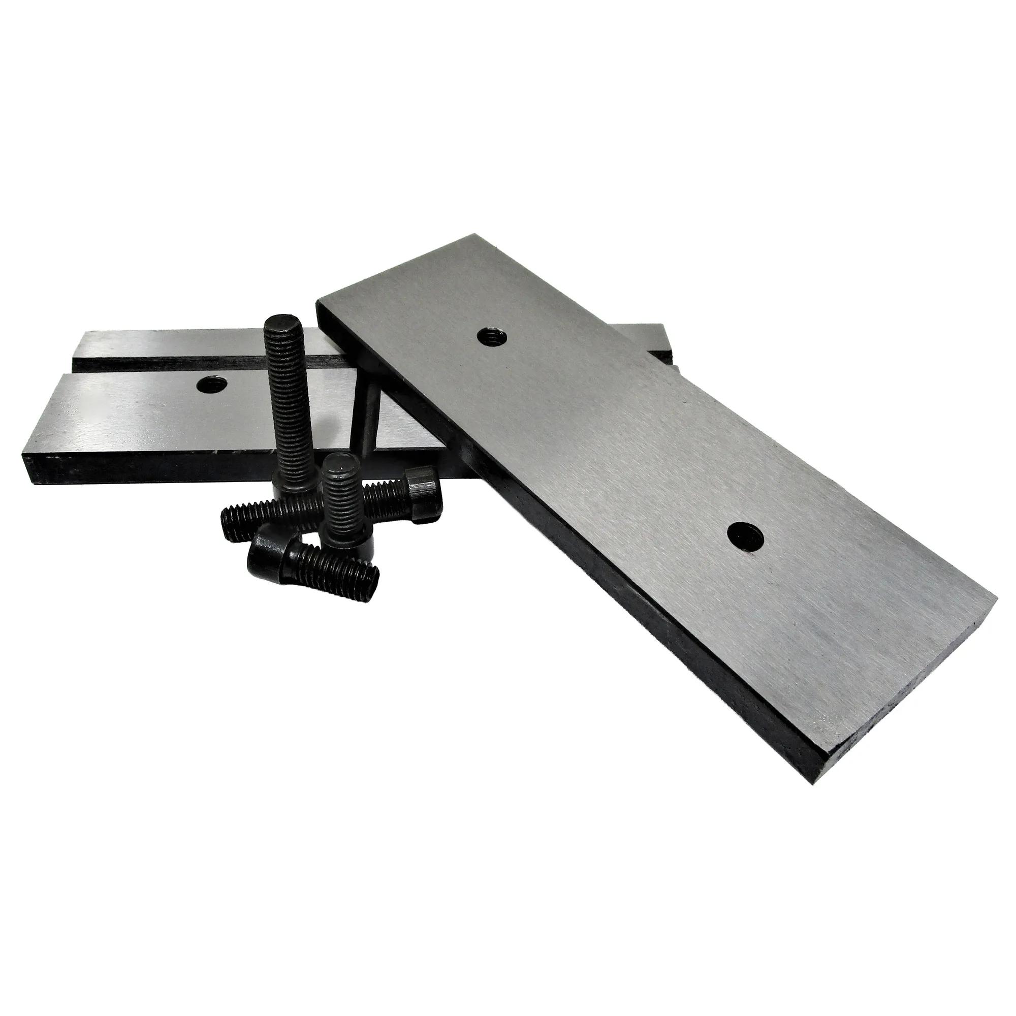 Jaw Insert Assembly with Four Screws